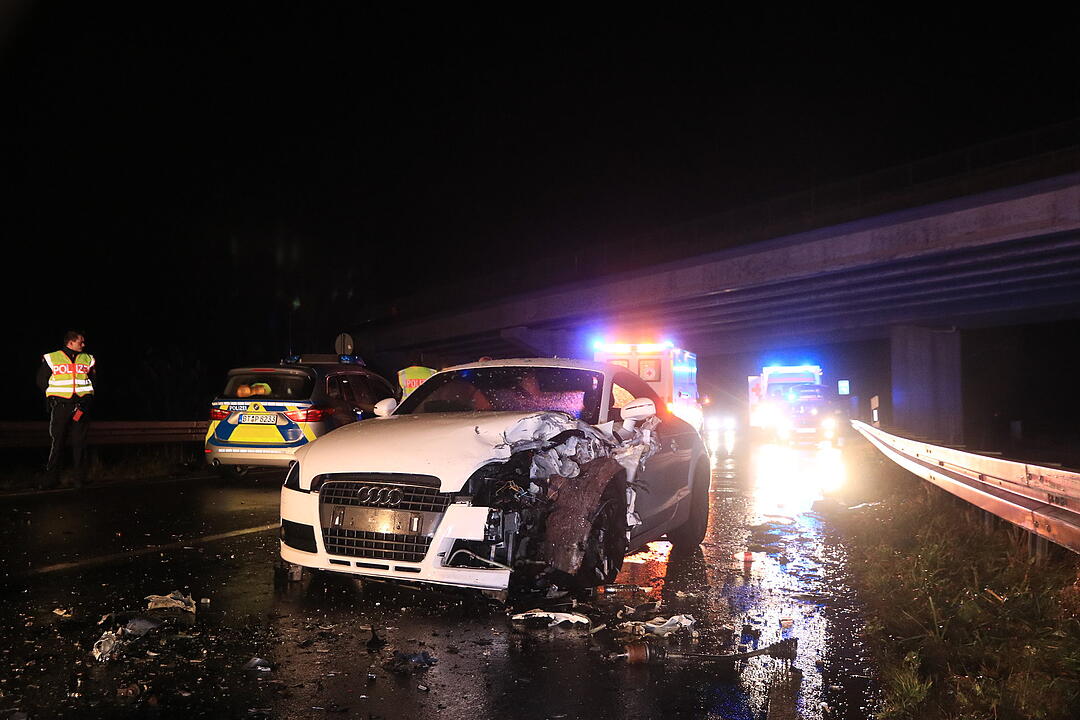 Schwerer Unfall auf der B4 bei Kemmern (Kreis Bamberg) mit zwei schwer verletzten Kindern
