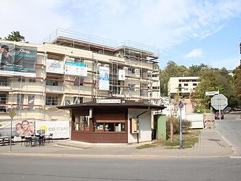 Am Johann-Strauss-Platz entstehen derzeit neue Wohngebäude. Die Stadt will den Platz mit dem Kiosk darauf ansprechender gestalten. Foto: Simone Bastian
