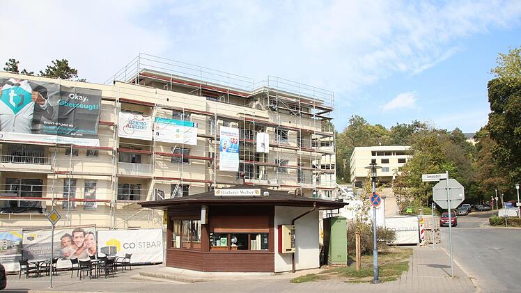 Am Johann-Strauss-Platz entstehen derzeit neue Wohngebäude. Die Stadt will den Platz mit dem Kiosk darauf ansprechender gestalten. Foto: Simone Bastian