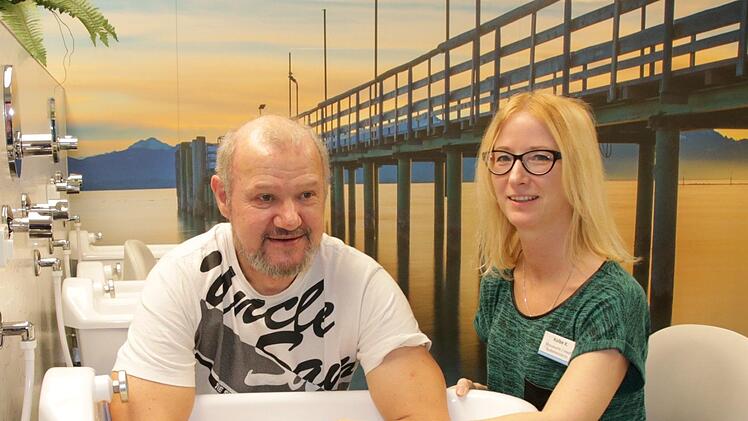 Unter Anleitung der medizinischen Bademeisterin Kerstin Kolbe nimmt Reha-Patient Ralf G. aus Günzburg seine Arm-Wechselbäder. Er reiste am 27. Dezember an, zählt also noch zu den insgesamt 22 294 Gästeankünften der Staatsbad und Touristik GmbH Bad Bocklet. Foto: Ralf Ruppert