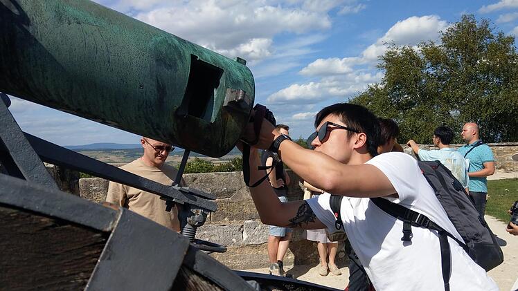 Man hätte von der Bärenbastei der Veste den Blick auf die Stadt, aber die Perspektive durchs Kanonenrohr war für Siyao Wu genauso interessant. Fotos: Simone Bastian