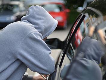 30-Jähriger Wiederholungstäter wird bei Autodiebstahl geschnappt.