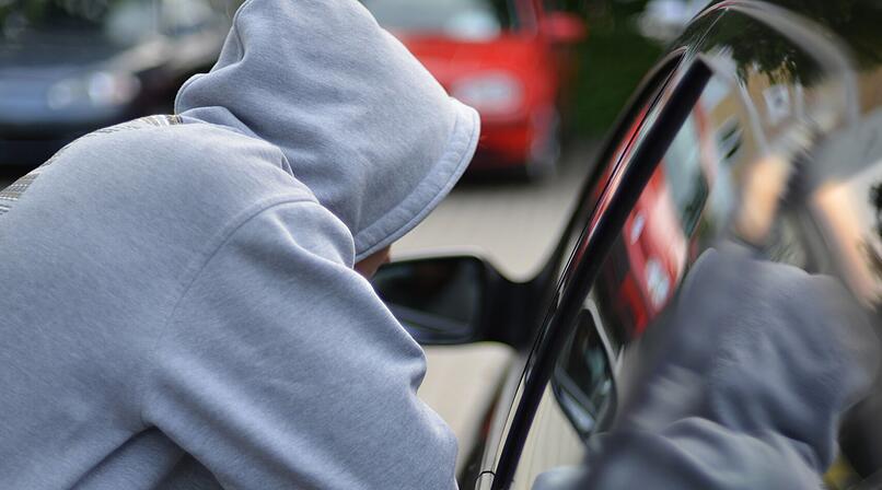 30-Jähriger Wiederholungstäter wird bei Autodiebstahl geschnappt.