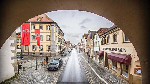 Trüber Blick durchs Untere Tor: In Haßfurts Innenstadt ist zurzeit wenig los. Das könnte sich ändern, wenn einzelne Geschäfte ab dem 27. April wieder öffnen dürfen. Foto: René Ruprecht