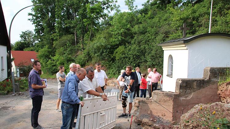 Neben der Kapelle wird ein Schaltkasten errichtet. Unterhalb dieser Einmündung wird ein zweiter Gehweg gebaut. Foto: Thomas Malz