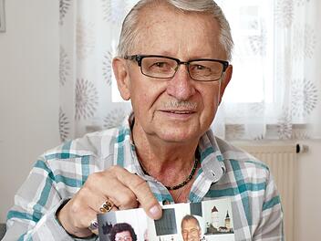 Norbert Braun hat erst im vergangenen Jahr erfahren, dass er zwei Geschwister hat. Froh zeigt er ihre Fotos.  Foto: Marion Krüger-Hundrup