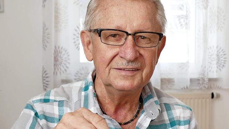 Norbert Braun hat erst im vergangenen Jahr erfahren, dass er zwei Geschwister hat. Froh zeigt er ihre Fotos.  Foto: Marion Krüger-Hundrup