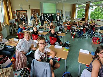 Um Energie ging es einen ganzen Morgen lang in der Klasse 3a der Grundschule Poppenlauer. Unser Bild zeigt im Hintergrund (von links) Klassenlehrerin Annika Schramm, Bürgermeister Matthias Klement, die Natur- und Wildnispädagogin Christina Buchwald und Günter Jira vom Bayernwerk.