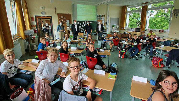Um Energie ging es einen ganzen Morgen lang in der Klasse 3a der Grundschule Poppenlauer. Unser Bild zeigt im Hintergrund (von links) Klassenlehrerin Annika Schramm, Bürgermeister Matthias Klement, die Natur- und Wildnispädagogin Christina Buchwald und Günter Jira vom Bayernwerk.