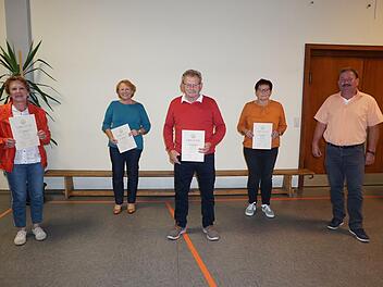 Ehrungen für 40 Jahre Mitgliedschaft beim Rhönklub Zweigverein Oberbach. Das Bild zeigt von links: Gabi Kehm, Ilse Hauck, Reinhold Rüttiger, Maria Rüttiger und Vorsitzender Roland Heublein. Foto: Marion Eckert