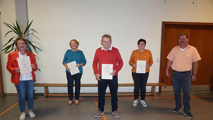 Ehrungen für 40 Jahre Mitgliedschaft beim Rhönklub Zweigverein Oberbach. Das Bild zeigt von links: Gabi Kehm, Ilse Hauck, Reinhold Rüttiger, Maria Rüttiger und Vorsitzender Roland Heublein. Foto: Marion Eckert