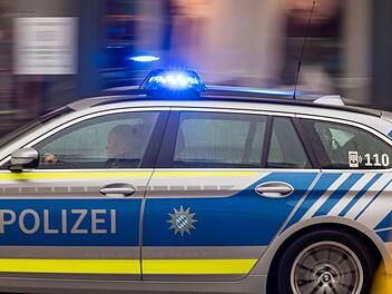 Unfall in Bamberg: Autofahrerin missachtet Vorfahrt - Rollerfahrer verletzt