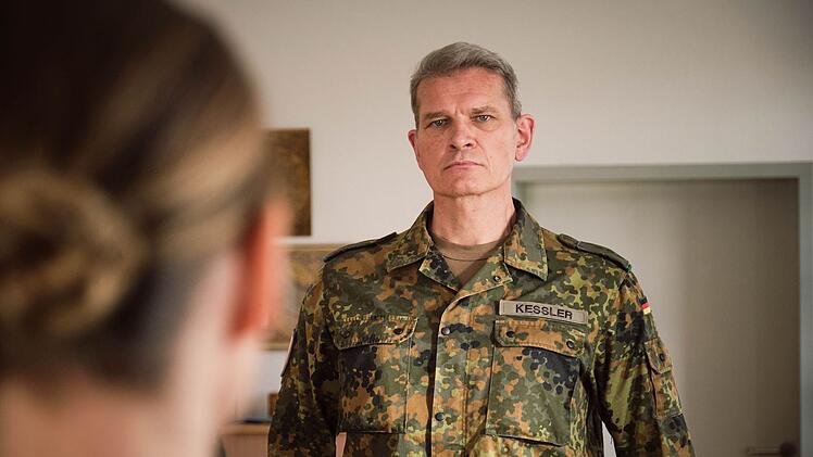 Oberstleutnant Angelika Limbach (Katrin Röver) stellt Hauptmann Kessler (Götz Otto) wegen eines aus dem Ruder gelaufenen Männlichkeitsrituals in seiner Truppe zur Rede.