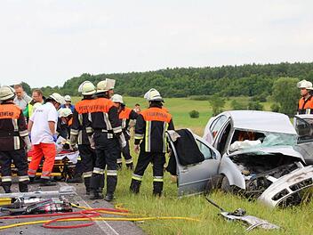 Einer der schwersten Verkehrsunfälle im Landkreis Haßberge hat sich 2012 auf der B 279 bei Ebern ereignet. Ein Autofahrer starb, drei Pkw-Insassen wurden zum Teil schwer verletzt. Die ILS hatte ein Großaufgebot von Rettungsdienst und Feuerwehr an die Unglücksstelle entsandt.
