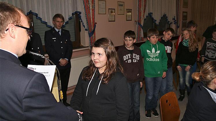 Kommandant Vogler begrüßt Eva Dunkel mit Handschlag.