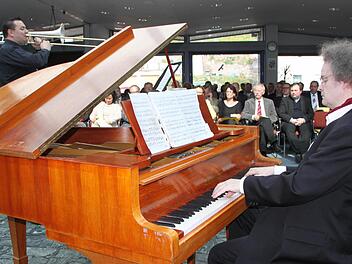 Zarte Töne aus Blech: Musikschullehrer André Degand spielte das Concertino für Posaune in Es-Dur. Wolfgang Bamberger von der Musikhochschule Würzburg begleitete ihn. Fotos: Ulrike Müller