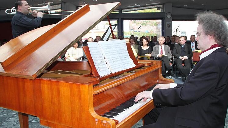 Zarte Töne aus Blech: Musikschullehrer André Degand spielte das Concertino für Posaune in Es-Dur. Wolfgang Bamberger von der Musikhochschule Würzburg begleitete ihn. Fotos: Ulrike Müller