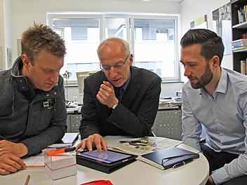 Holger Müller (li.), Markus Behmer und André Haller vom Bamberger Institut für Kommunikationswissenschaft verschaffen sich einen Überblick über die bisherigen Ergebnisse.  Foto: Johannes Görz