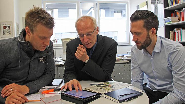 Holger Müller (li.), Markus Behmer und André Haller vom Bamberger Institut für Kommunikationswissenschaft verschaffen sich einen Überblick über die bisherigen Ergebnisse.  Foto: Johannes Görz