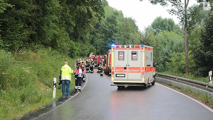 Zwischen Zeegendorf und Teuchatz im Landkreis Bamberg hat sich ein schwerer Autounfall ereignet. Bei einem Frontalzusammenstoß ist eine Person nach Angaben der Rettungskräfte lebensgefährlich verletzt worden. Der Rettungshubschrauber war im Einsatz. Foto: Ferdinand Merzbach