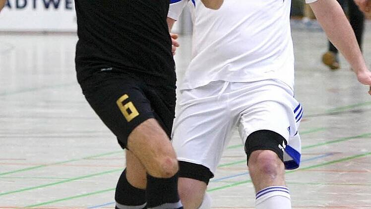 ... die SG Melkendorf/Burghaig (weiße Trikots) und Vatan Spor Kulmbach (dunkle Trikots).