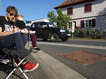 Maximilian Schäfer und Lisa Konrad notieren die Kennzeichen. Foto: Arkadius Guzy
