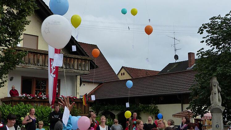 Den grauen Wolken zum Trotz ließen die Kinder am Samstagnachmittag ihre bunten Luftballons zum Weitflugwettbewerb starten.