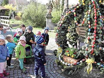 Stolz bestaunten die Kindergartenkinder den Osterbrunnen, zu dem sie auch einige Eier beigetragen haben.  Foto: Richard Sänger