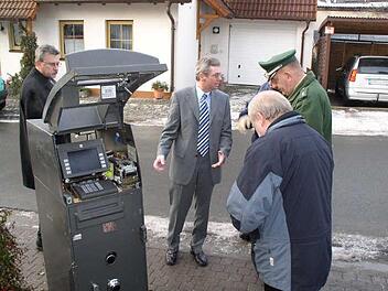 2006 musste der damalige Sparkassenvorsitzende Herbert Fiederling einen Geldautomat begutachten, den Diebe im Ganzen aus der Sparkasse in Lonnerstadt geschleppt hatten. Foto: Gudrun Westphal
