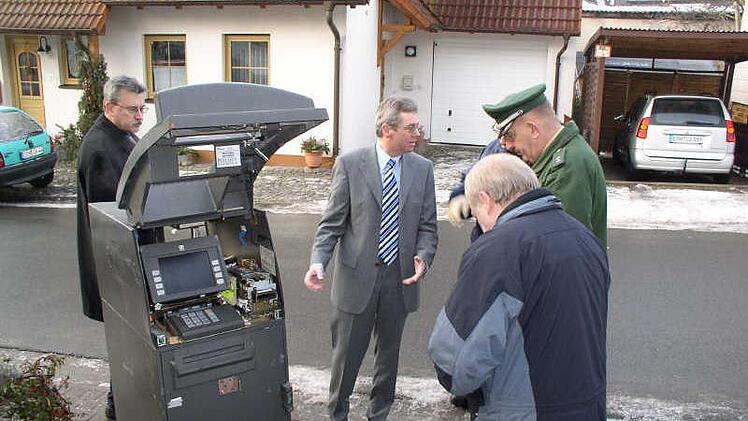 2006 musste der damalige Sparkassenvorsitzende Herbert Fiederling einen Geldautomat begutachten, den Diebe im Ganzen aus der Sparkasse in Lonnerstadt geschleppt hatten. Foto: Gudrun Westphal