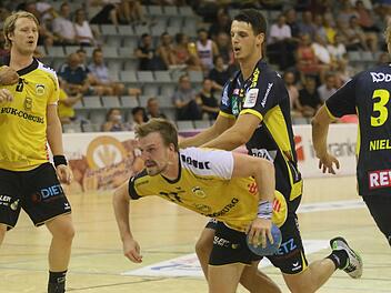 Pontus Zetterman ging dorthin, wo es bekanntlich weh tun kann - nämlich in den gegnerischen Kreis. Der Neuzugang wurde für seine mutigen Aktionen öfters belohnt; links Abwehrchef Markus Hagelin.Iris Bilek