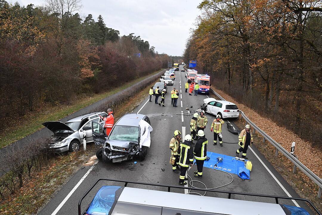 Ein schwerer Frontalzusammenstoß ist am Montagmittag zwischen Strullendorf und Bamberg passiert. Dabei wurde eine Person tödlich verletzt.