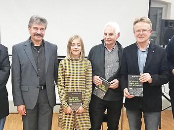 Von links: Robert Schäfer, Vorsitzender der Kunst- und Kulturbühne Hirschaid, Autor Rainer Zeh, Karlotta Dauven, Hauptdarstellerin des Films "Herumgeblasen wie Blätter im Wind", Klaus Fleischmann, Regisseur des Films, Johann Wichert, Hirschaids Dritter Bürgermeister, und Erster Bürgermeister Klaus Homann Foto: Andrea Spörlein