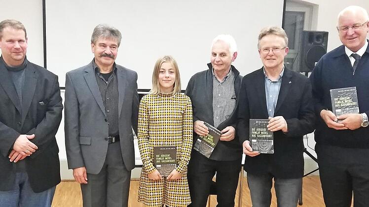 Von links: Robert Schäfer, Vorsitzender der Kunst- und Kulturbühne Hirschaid, Autor Rainer Zeh, Karlotta Dauven, Hauptdarstellerin des Films "Herumgeblasen wie Blätter im Wind", Klaus Fleischmann, Regisseur des Films, Johann Wichert, Hirschaids Dritter Bürgermeister, und Erster Bürgermeister Klaus Homann Foto: Andrea Spörlein