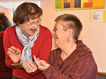 "In entspannter Atmosphäre über die Welt der neuen Medien reden und am eigenen Gerät üben", so heißt das Motto des Mediencafés. Maria Wagner (links) fühlt sich bei Kursleiterin Beate Oehrlein in guten Händen. Foto: Uschi Prawitz