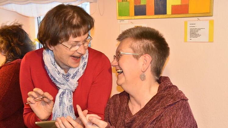 "In entspannter Atmosphäre über die Welt der neuen Medien reden und am eigenen Gerät üben", so heißt das Motto des Mediencafés. Maria Wagner (links) fühlt sich bei Kursleiterin Beate Oehrlein in guten Händen. Foto: Uschi Prawitz