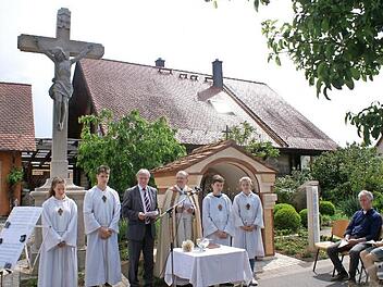 Feierliche Segnung der Kapelle mit Bürgermeister Kellner und Pfarrer Reinhold Braun  Foto: Renate Neubecker