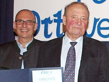 CSU-Kreisvorsitzende, Landrat Christian Meißner (links) und Ehrenvorsitzender Hermann Angermüller  Foto: Alfred Thieret