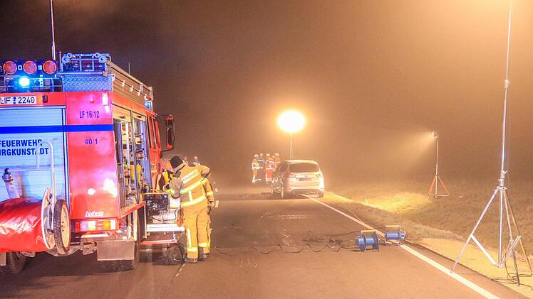 Im Landkreis Lichtenfels hat sich in der Nacht von Samstag auf Sonntag ein schwerer Unfall ereignet. Auf der B289 erfasste eine 78-J&auml;hrige  einen betrunkenen 20-J&auml;hrigen mit ihrem Wagen.  Foto:  Merzbach / News5