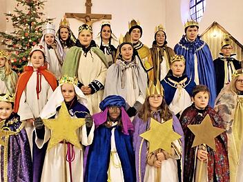Die Stockheimer Sternsinger vor der Aussendung im Gotteshaus St. Wolfgang.  Foto: Gerd Fleischmann