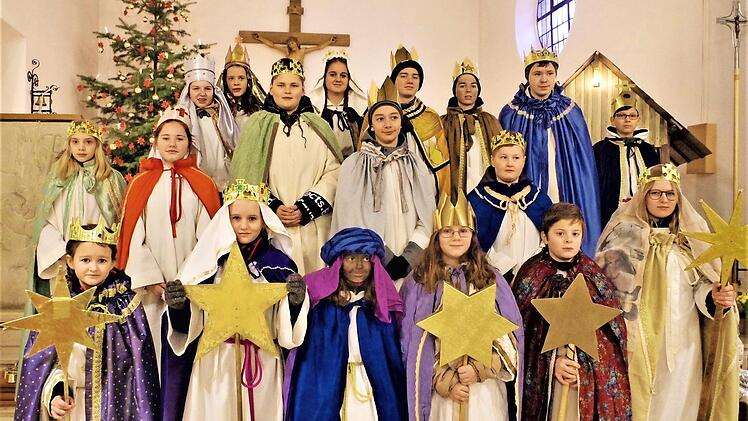 Die Stockheimer Sternsinger vor der Aussendung im Gotteshaus St. Wolfgang.  Foto: Gerd Fleischmann