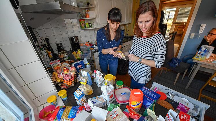 Was kann wohin und was kann eventuell weg?  Zu zweit geht das Aufräumen leichter. Foto: Ronald Rinklef