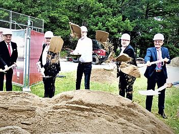 Beim symbolischen Spatenstich waren dabei (von links): Bürgermeister Norbert Groß, Landrat Klaus Peter Söllner, Geschäftsführer Peter Dechant, Vorstandsvorsitzender Michael Otte, Vorstandsmitglied Michael Reis, Vorstandsvorsitzender Harry Weiß und Inuwat AG Mitarbeiter Philipp Bergmann.