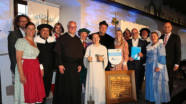 Erinnerungsfoto im Rittersaal: Die M&uuml;nnerst&auml;dter mit Traudi Siferlinger (2. von links) und Heimatminister Albert F&uuml;racker (rechts). Foto: Thomas Malz