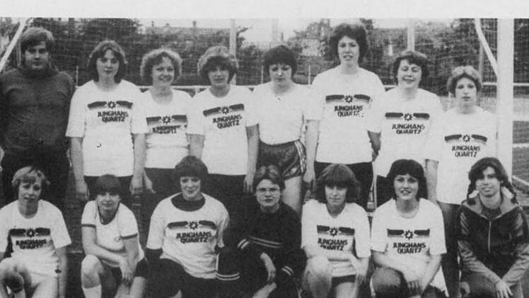 1979/1980 schickte der TSV Iphofen erstmals nach Jahrzehnten wieder eine Damen-Mannschaft ins Rennen. Elke Guller (unten, 3. von links)  ist als einzige der damaligen Mannschaft noch aktiv.  Foto: TSV Iphofen