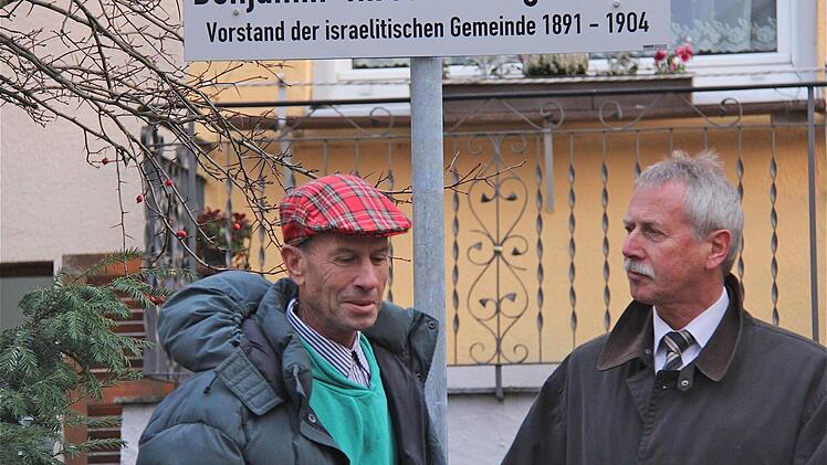 Yair Kochba mit Bürgermeister Stross vor dem Schild des Benjamin-Hirschenberger-Platzes.