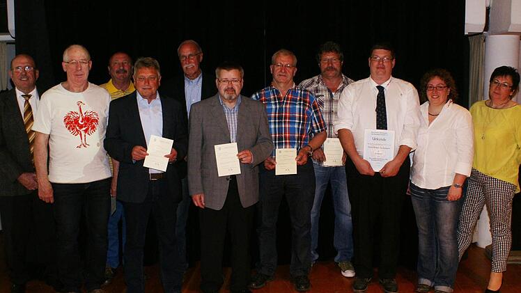 F&uuml;r 25 Jahre aktives Kegeln wurden diese Mitglieder geehrt.