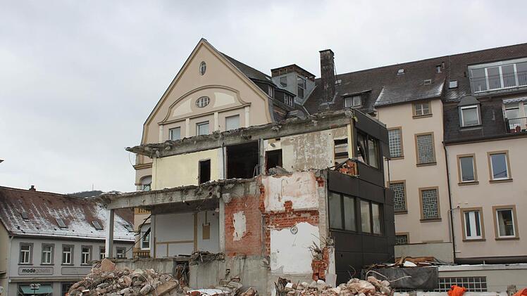 Hier muss wegen der nahen Nachbarbebauung von Hand abgerissen werden. Foto: Mäuser