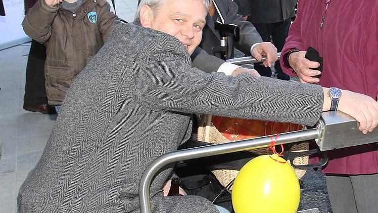Volker Hahn und Wolfdietrich Fäcks erklären Anna-Marie Zarth die Funktion der Hebebühne, um mit dem Rollator in den Dorfladen zu kommen. Foto: Michael Stelzner