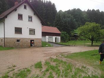 Das Wasser suchte ich in Seelabach seinen Weg über Straßen und Wiesen.  Foto: Stefan Wicklein